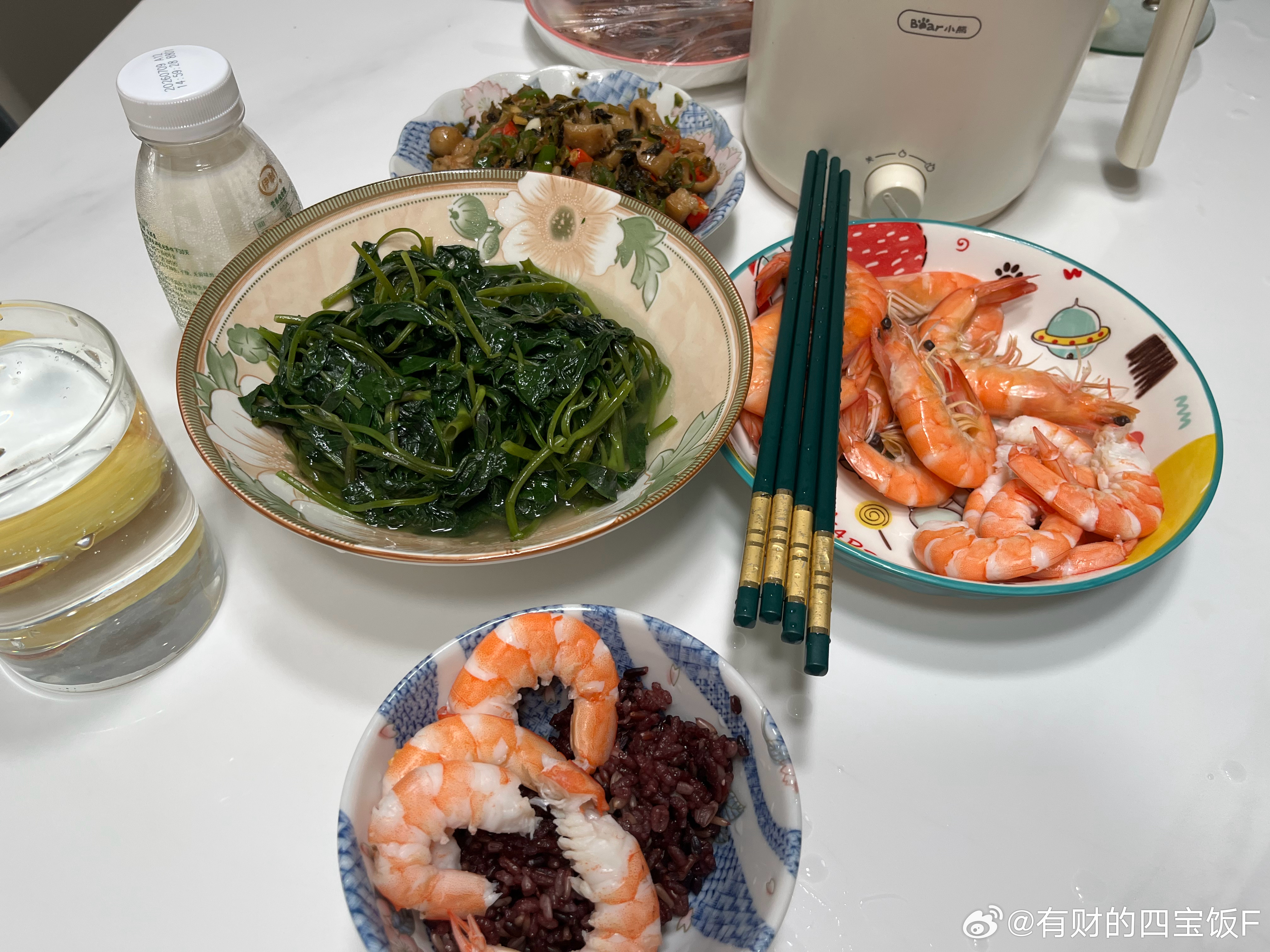 年纪越大觉得外面的菜只能偶尔吃吃，高油高盐太不健康了，解个馋而已家里人多的肯定是