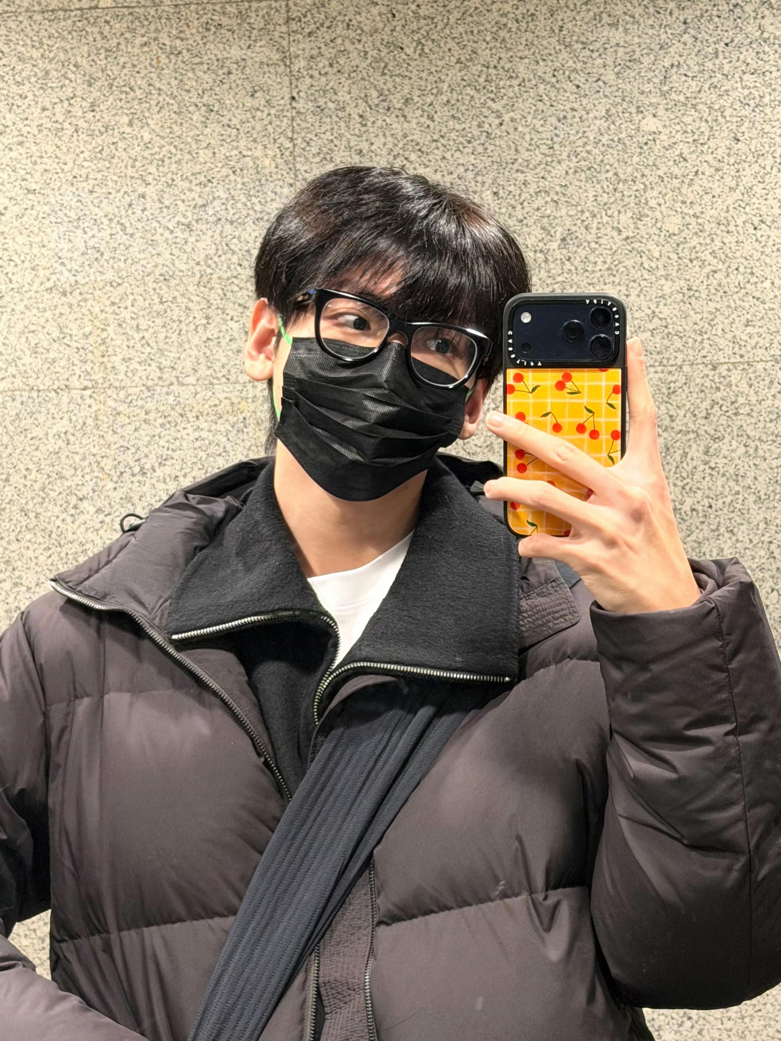 翟潇闻帅 好久不见的黑发小帅请签收✉️all black搭配黑口罩黑色大框眼镜完