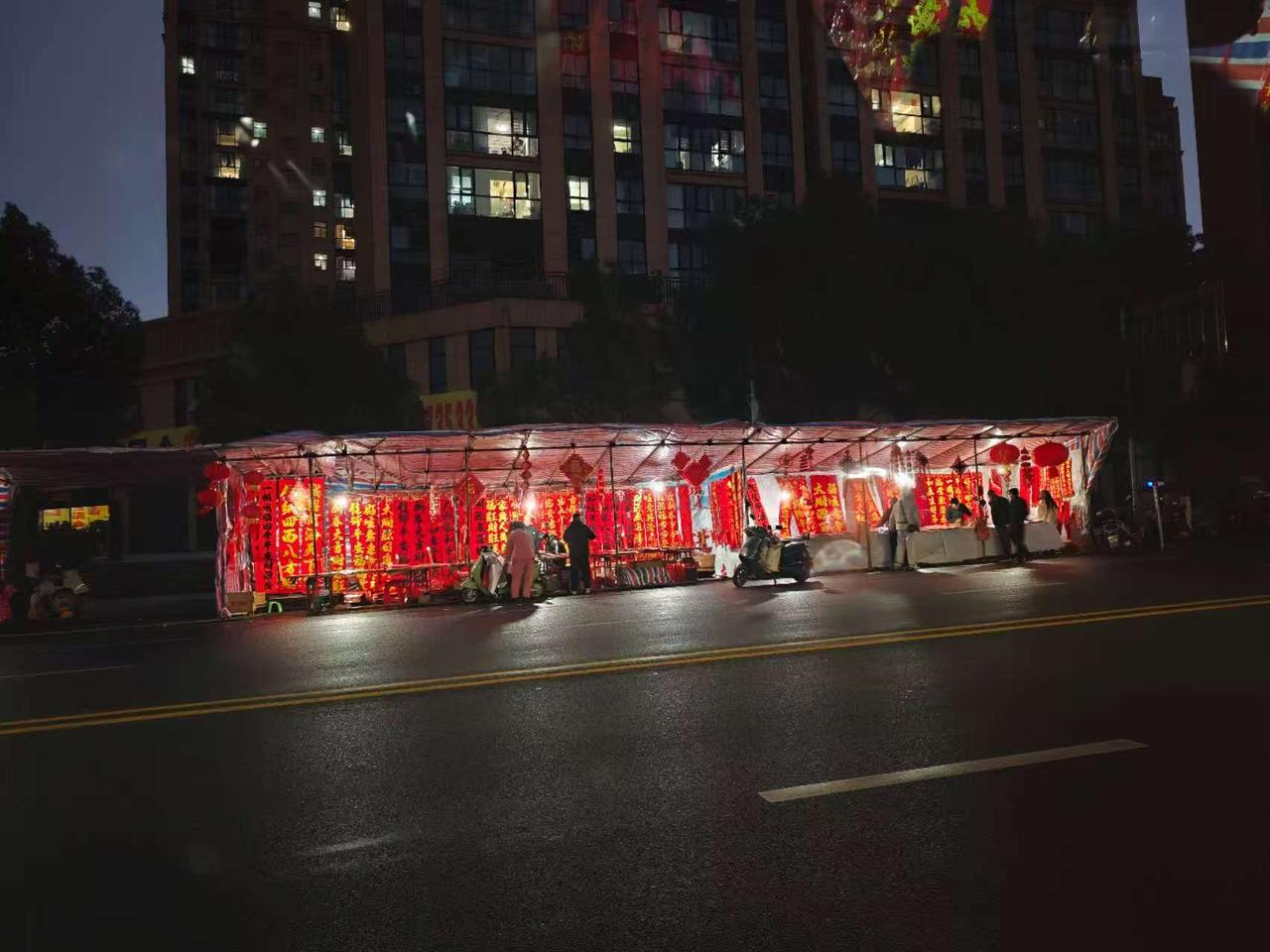 除夕到了！雪也到了。
2025年这一年，算是真正要过完了。
腊月28，傍晚我和家