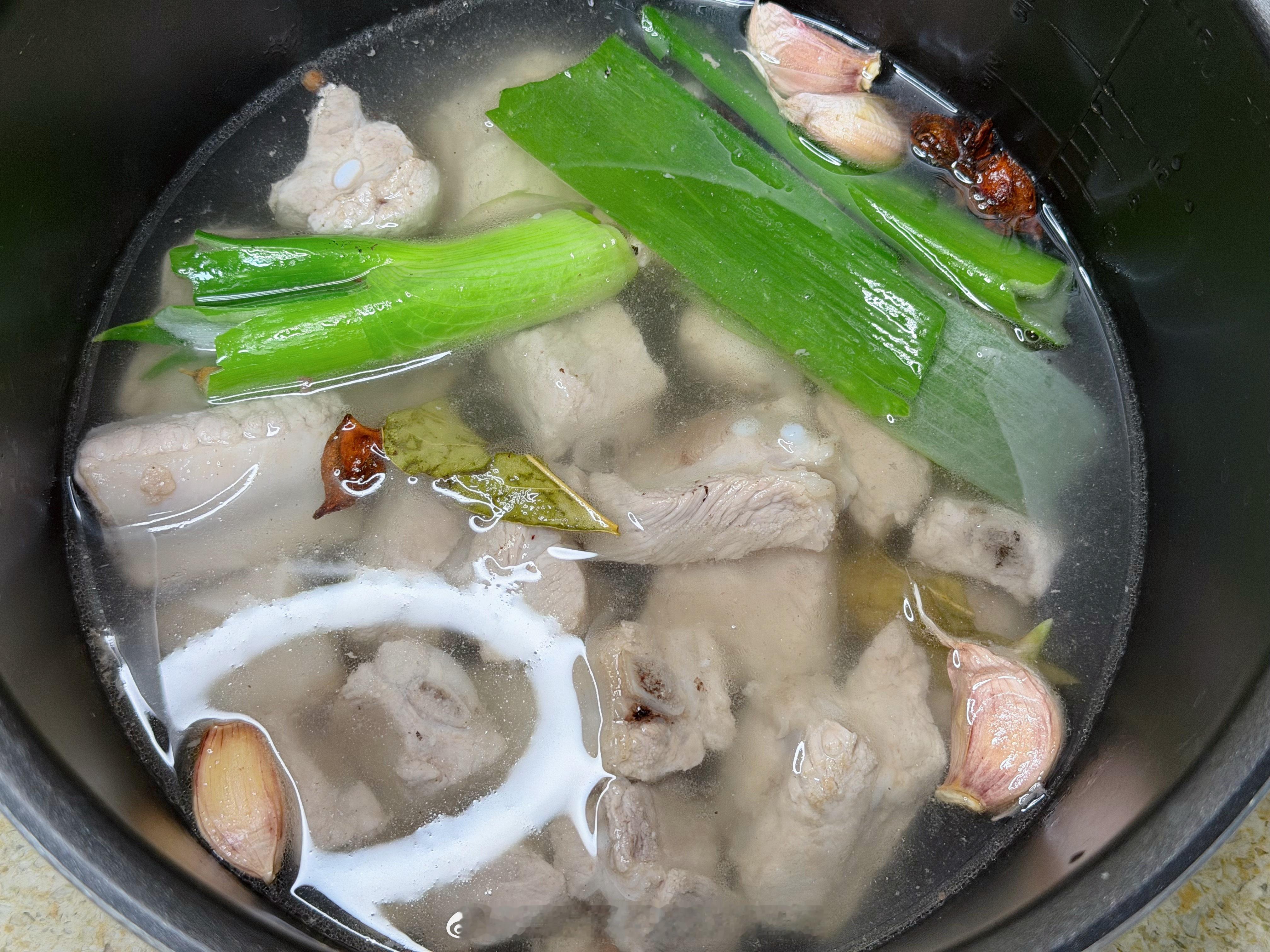 准备红烧一锅猪软骨肋排明天给团哥煮面条吃昨天七鲜特价的买了两份[揣手][揣手][