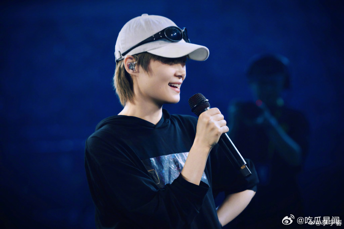 李宇春武汉晚上见李宇春武汉演唱会彩排照晚风搭配现场旋律，注定是一个难忘热烈的夜晚