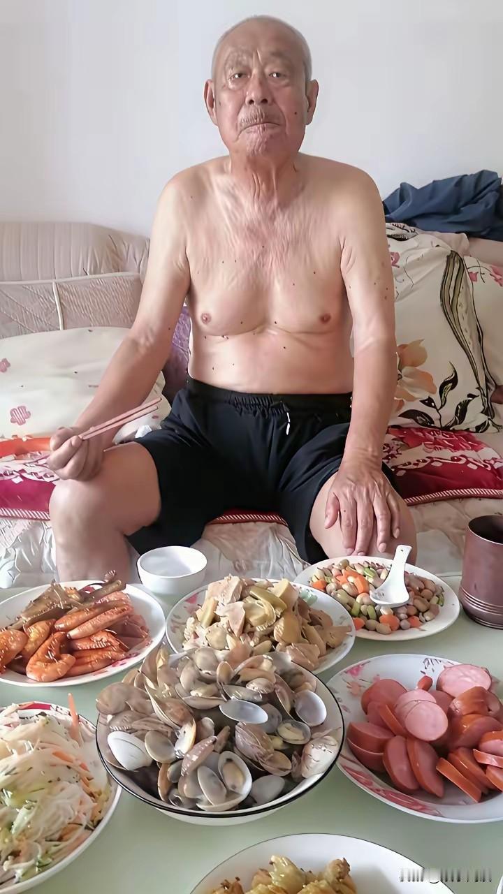 看得出来老爷子十分注重生活质感。
吃饭很有讲究，每一顿都要安排好几道家常菜，要是