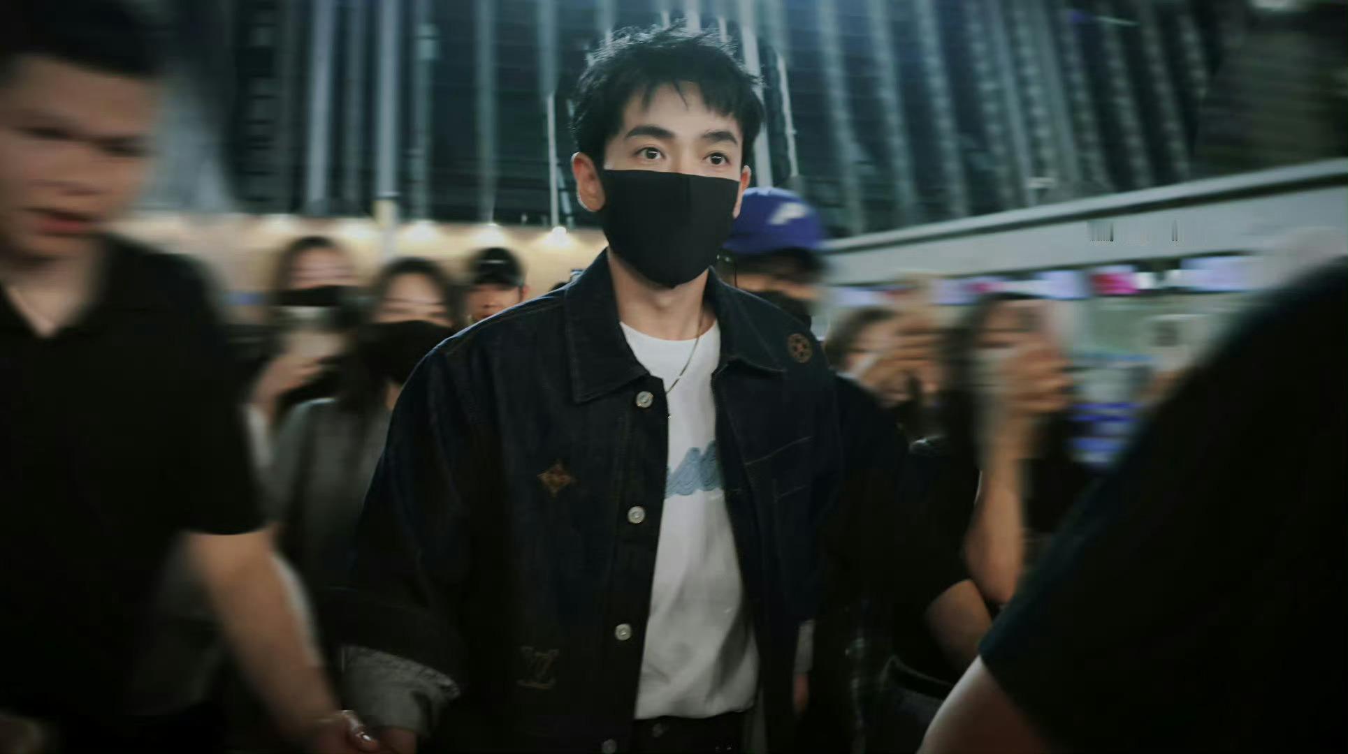 朱一龙 in Louis Vuitton ✈️🇫🇷  出发前往 巴黎男装周，
