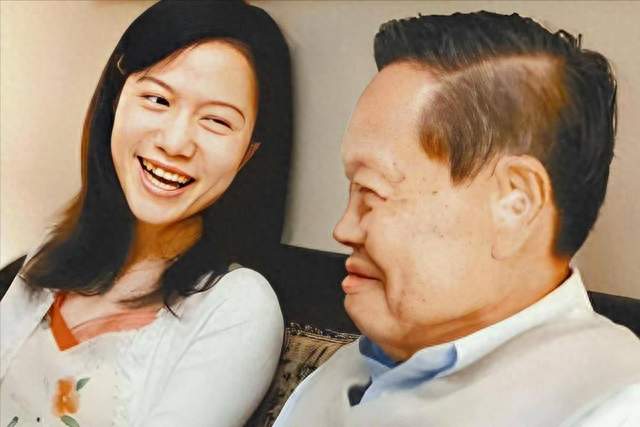 妻子翁帆：16年来都是早睡早起，杨振宁走后七个月，她去了剑桥