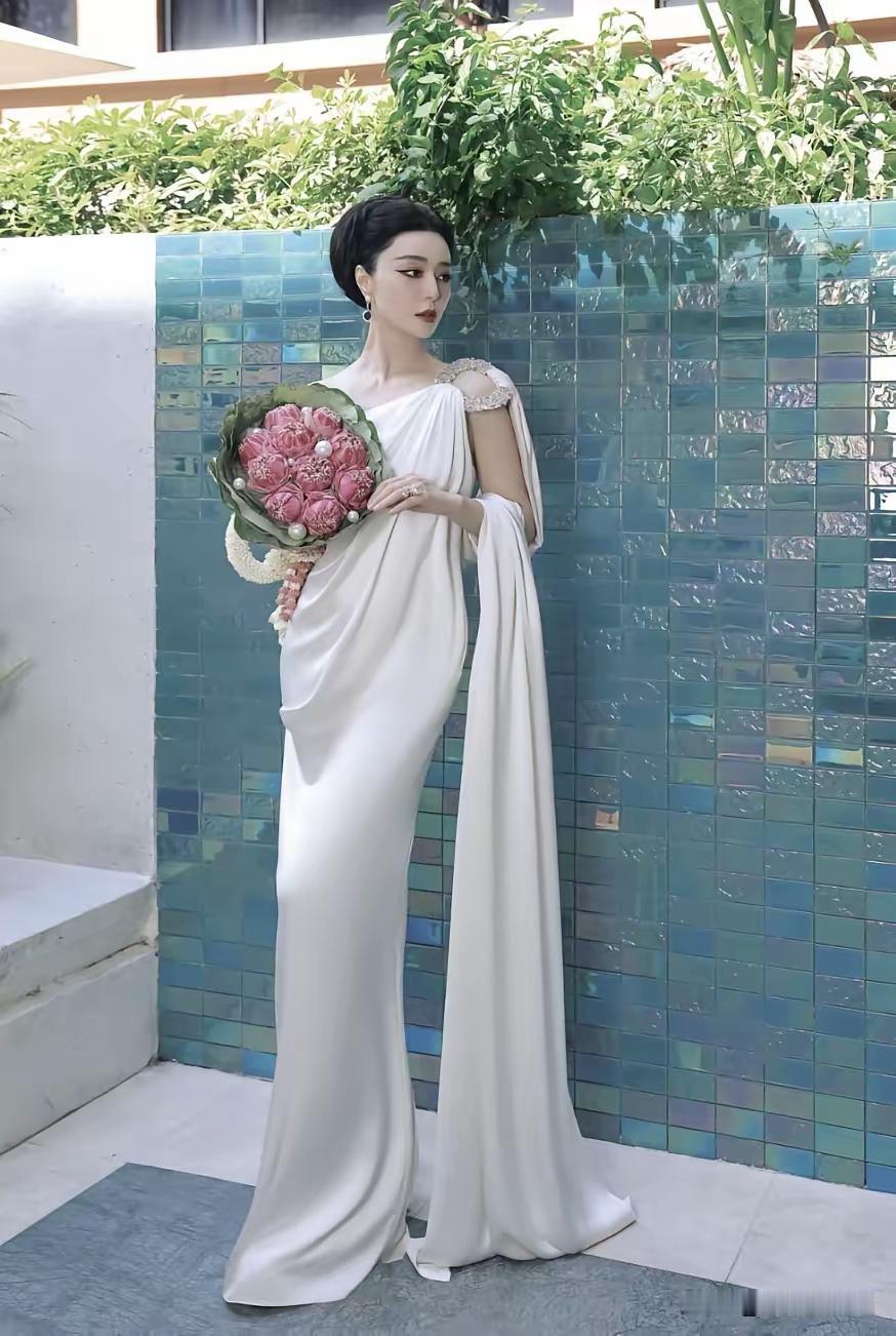 看起来真的是满满的心酸与无奈呀
以前的她多意气风发
现在的他眼里没有光，脸上没有