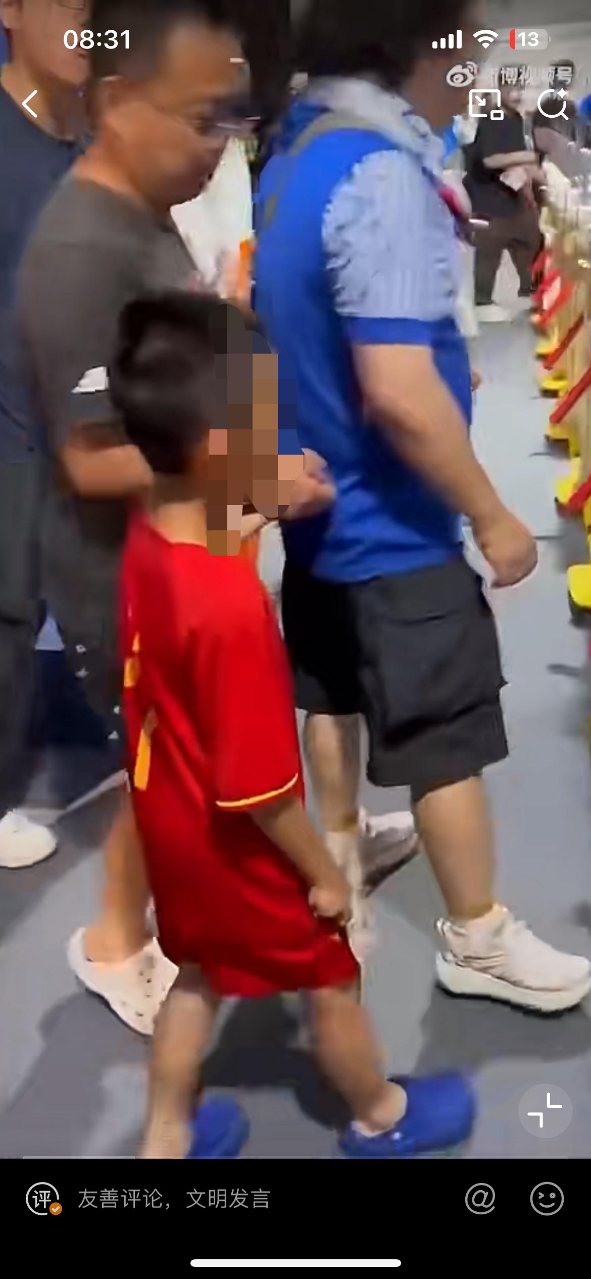 上海三个老登球迷围堵穿武磊球衣小球迷，借机发泄不满，最终因寻衅滋事被行政拘留，太