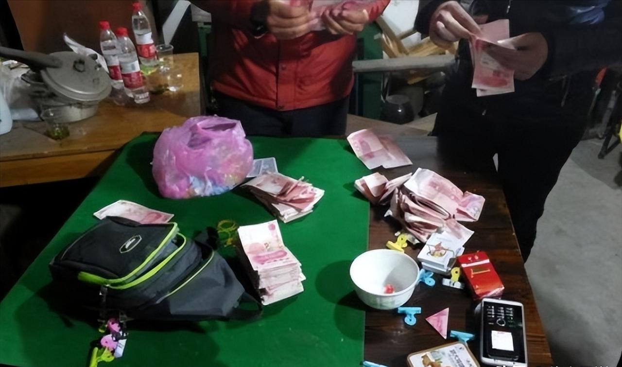 云南一女子，带着两万多块上山赌钱。桌上只放了 2000，剩下的一万八千二，全塞进