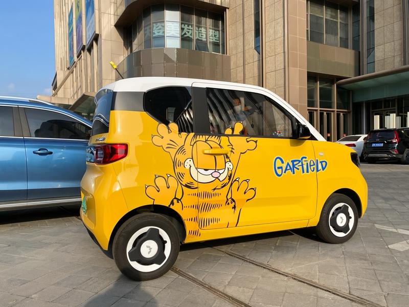 12月16日，湖北武汉一驾校教练可真是“艺高人胆大”。他开着一辆五菱宏光拉了11