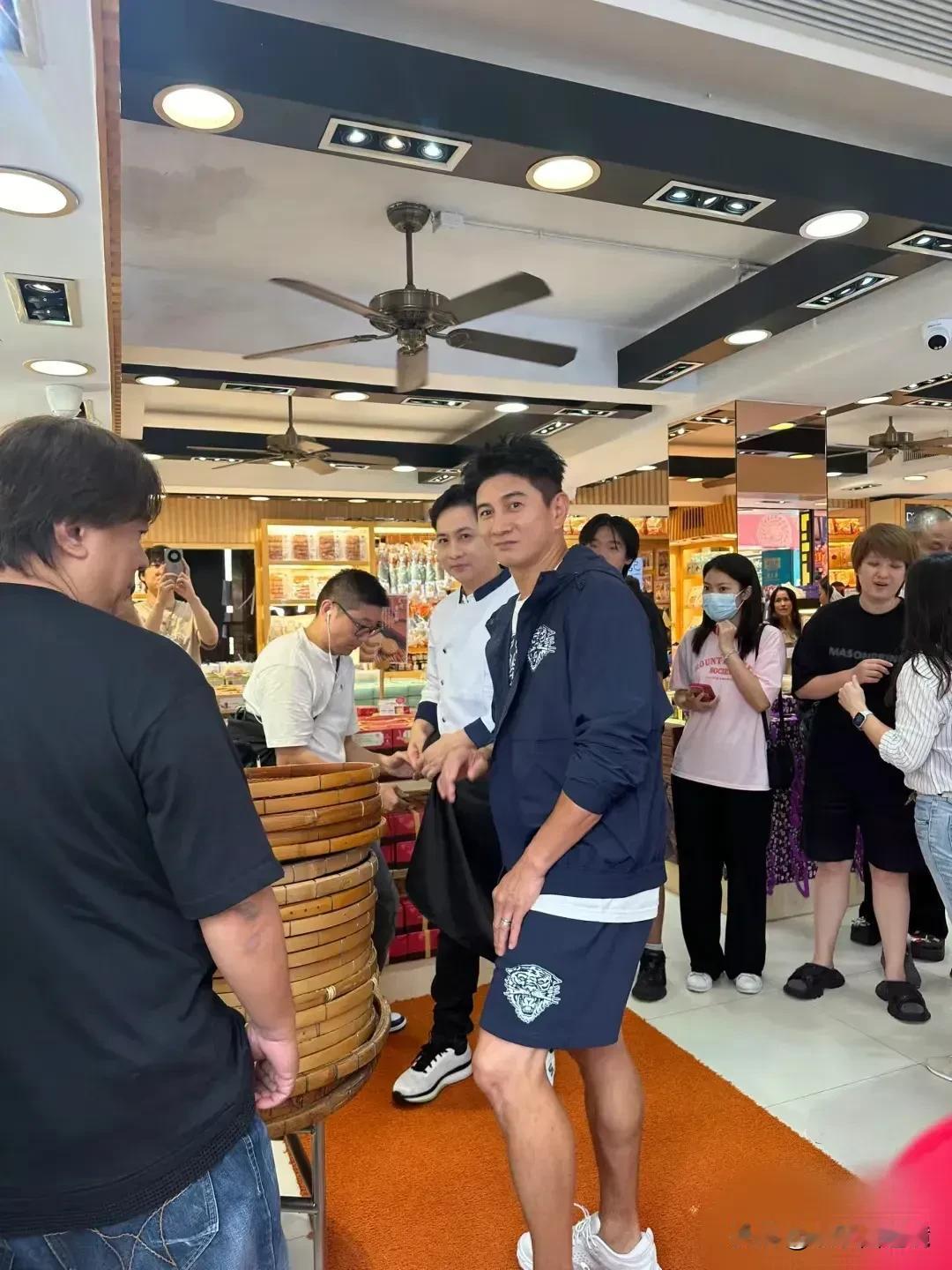 54岁的吴奇隆看起来就像30多岁的小伙，这家伙的身材保养的真好。
照片中的他看起
