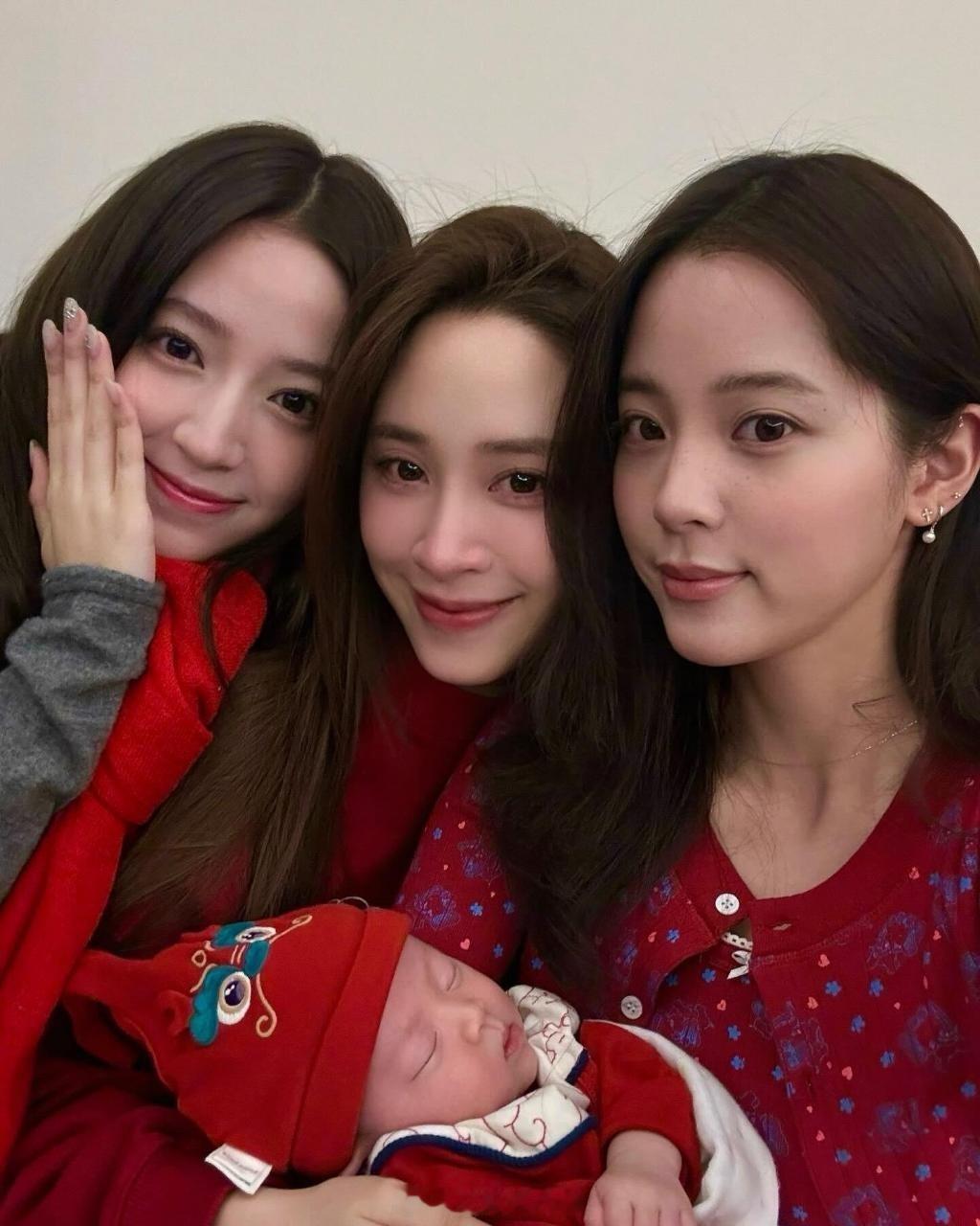 欧阳娜娜一家新年合照  欧阳娜娜给外甥红包  欧阳娜娜晒一家新年合照，我也想要这