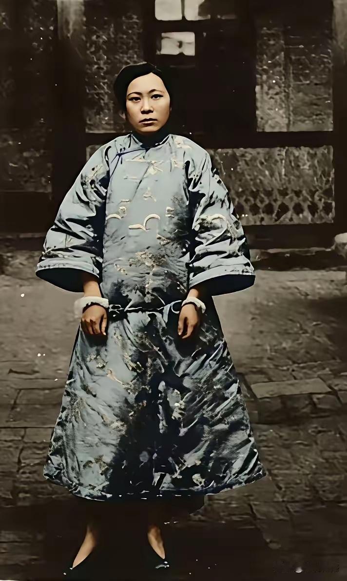 这个戴着手铐的女子，百年前在东北是非常有名的，江湖报号驼龙，出身本来是良家女子，