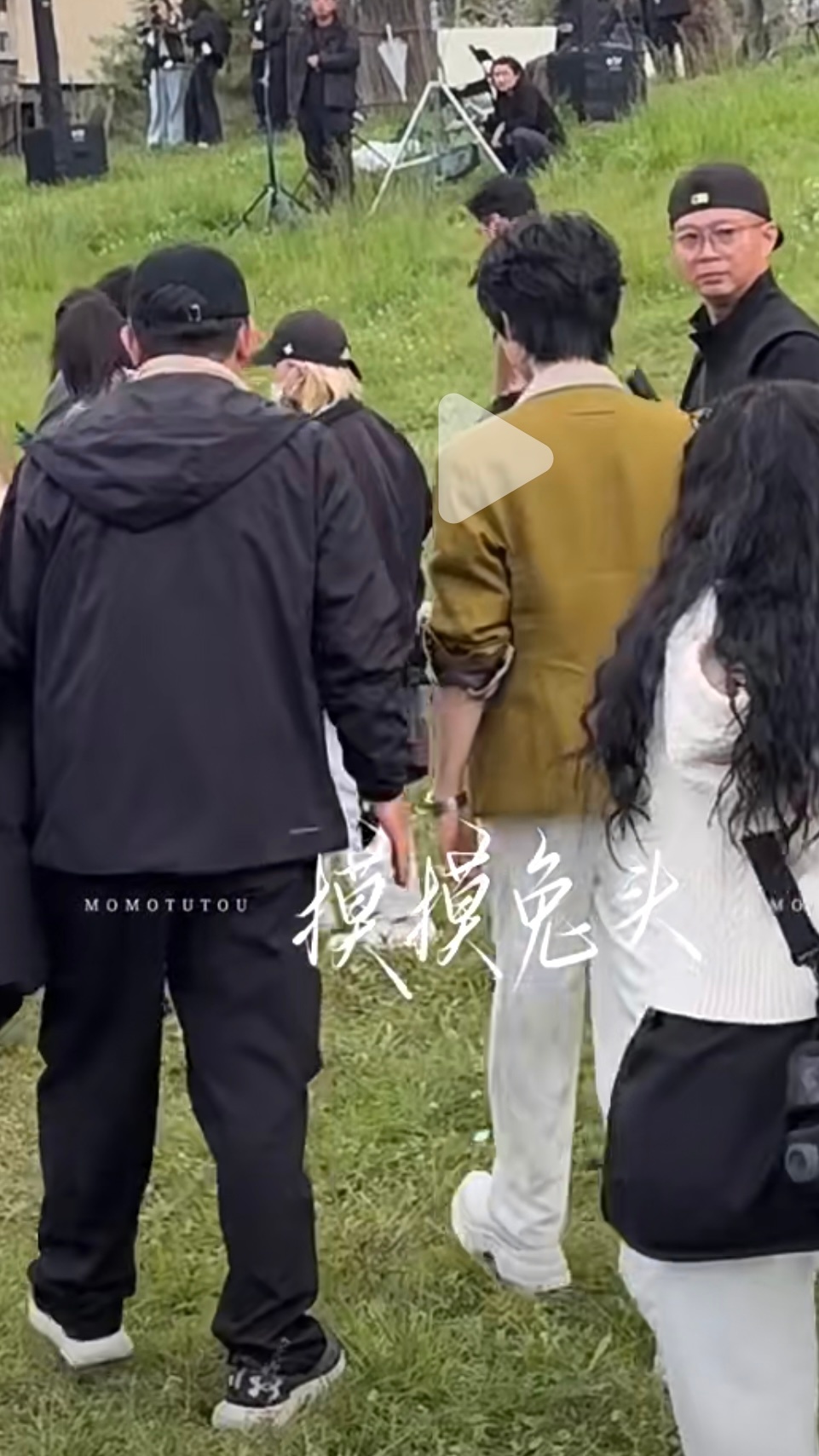 果然..身边只有一个老头…贺峻霖赶紧单飞吧