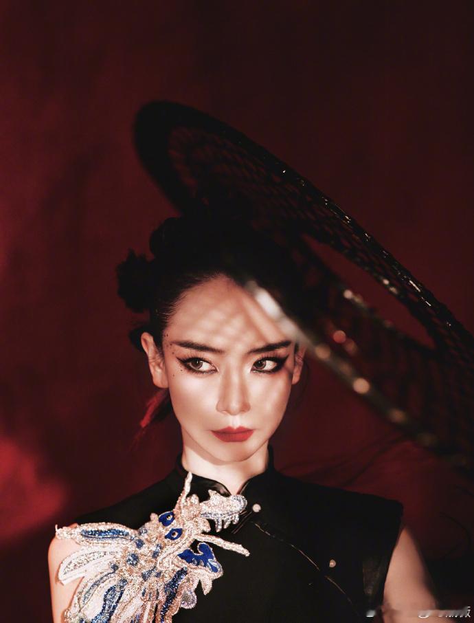 #戚薇侠女执箭#戚薇侠女执箭的瞬间，仿佛时间都静止了，她的魅力让人无法抗拒。#戚