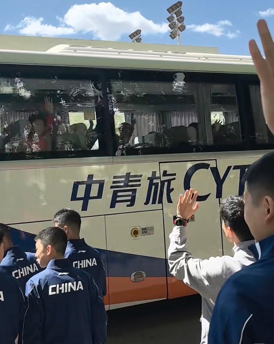 马龙送国乒出征龙队眼神中充满向往和期盼，带着祝福挥手送国乒队出征伦敦世乒赛