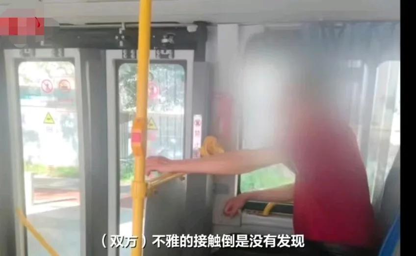 女子怀疑公交车上遭遇性骚扰，双方产生冲突，结果女子被砸伤！
公交车上，老人在换座
