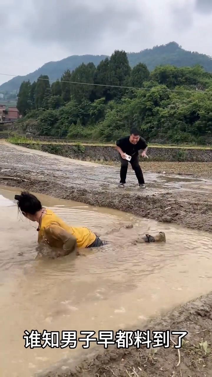 女子去整蛊男子，踢他下水坑，谁知剧情却大反转。
男子蹲在地边玩手机，这时女子看到