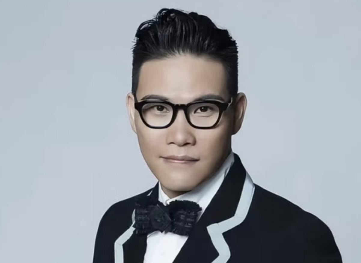 一个涉毒的艺人竟然可以堂而皇之的开演唱会，审批人员你们到底想干吗？
事情的起因是