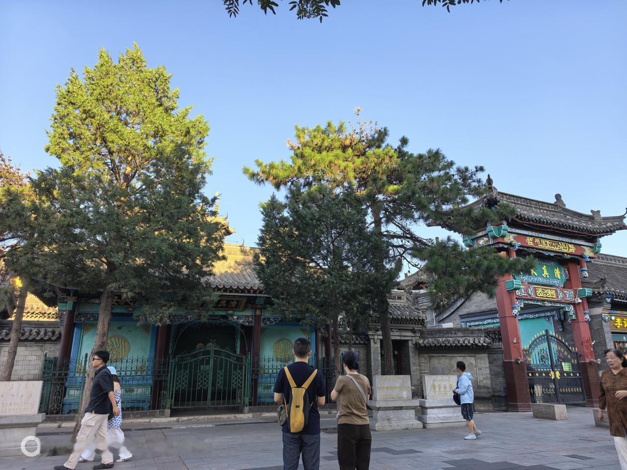 打卡呼和浩特大召，晴空万里无云！
