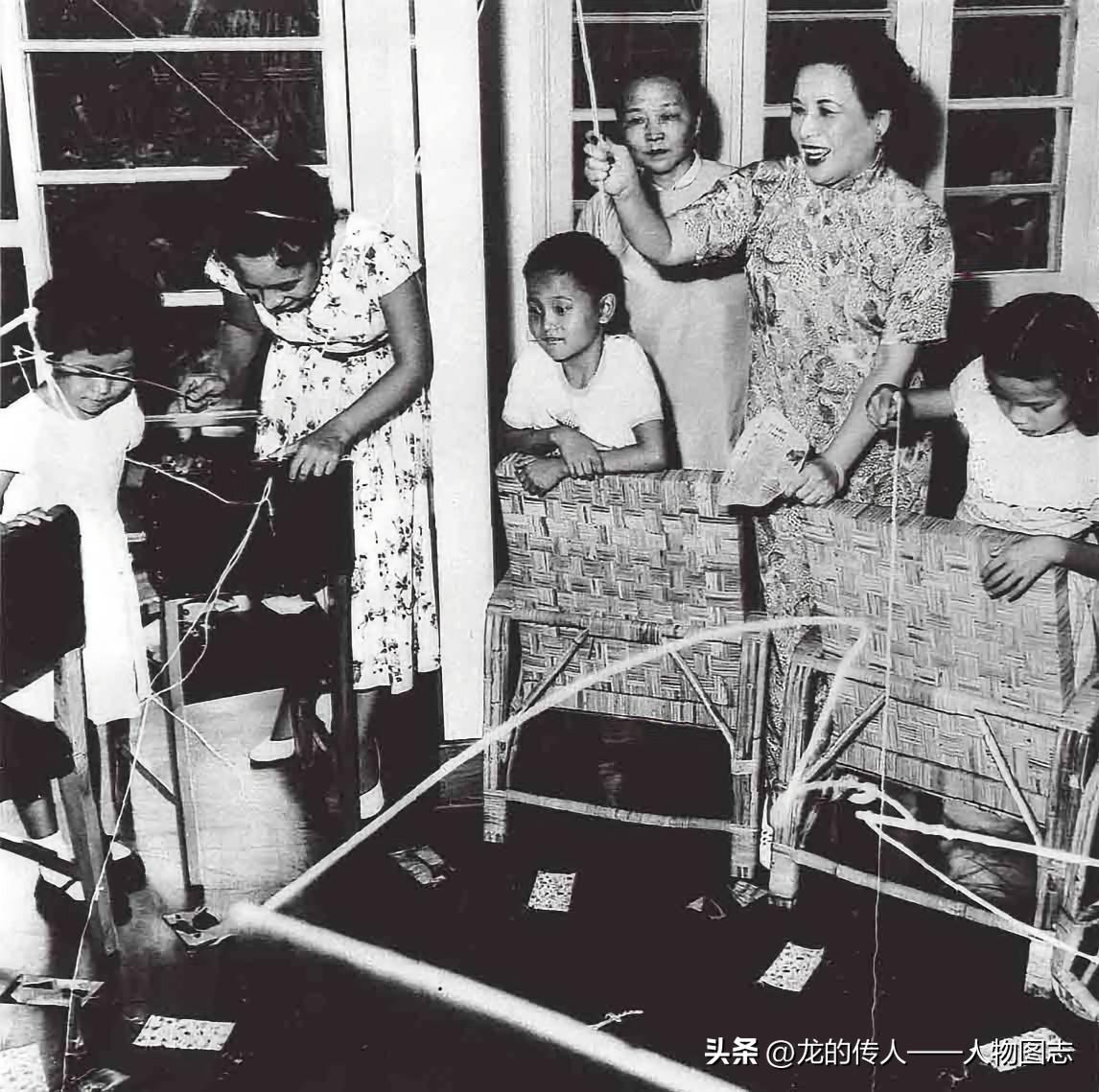 宋美龄参加妇联会的活动，和孩子们开心地玩游戏