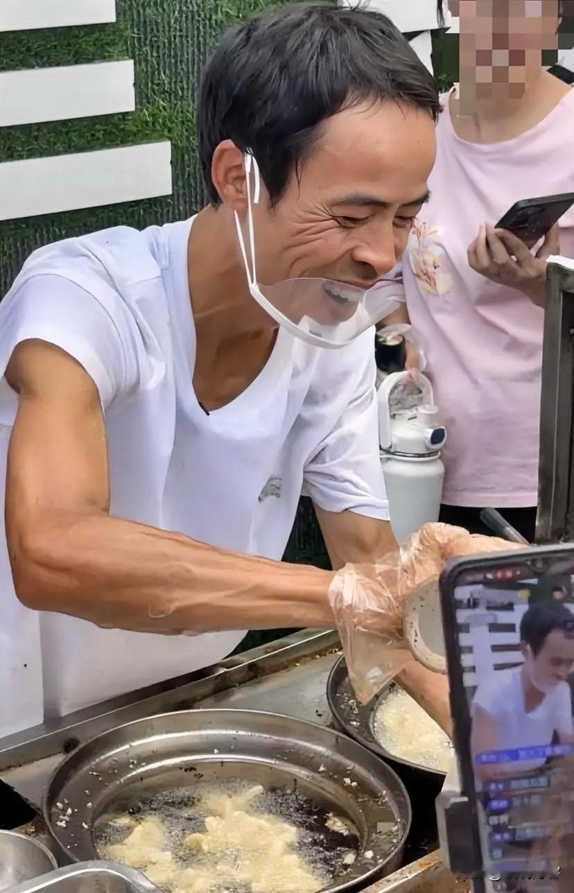 仔细去看鸡排哥，
就能感觉得到他的智慧，口才好情商高也有趣，这么忙碌了可以应对自