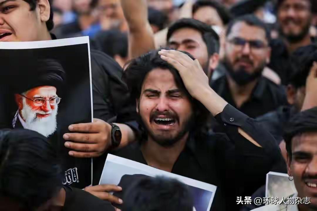 图一图二男子拿着哈梅内伊的照片，这群男子身上黑服装显肃穆。黑服装本就显肃穆，伊朗