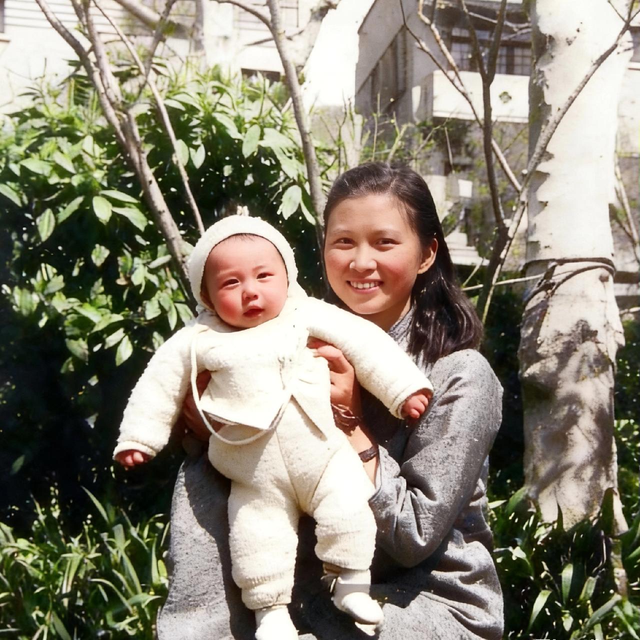 一直忽略了粟裕妻子楚青的颜值，这一张照片拍摄于上世纪40年代，楚青那时候才十九岁