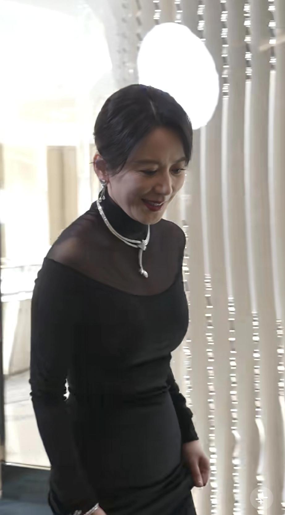 4月10日，俞飞鸿沈阳万象城，55岁的她无修图下老太多了，像是变老的钟楚红和王菲