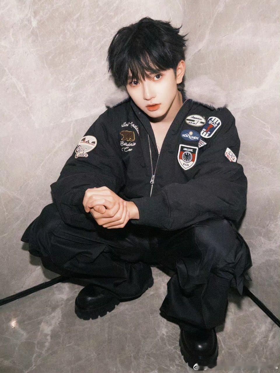 穆祉丞赛车服穿搭穆祉丞赛车风穿搭“啊啊啊穆祉丞穿赛车服也太帅了吧！这气场，这颜值