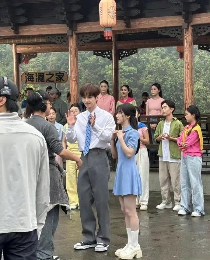 娱乐何与包上恩五四晚会录制路透何与包上恩五四晚会同框路透 何与包上恩五四晚会录制