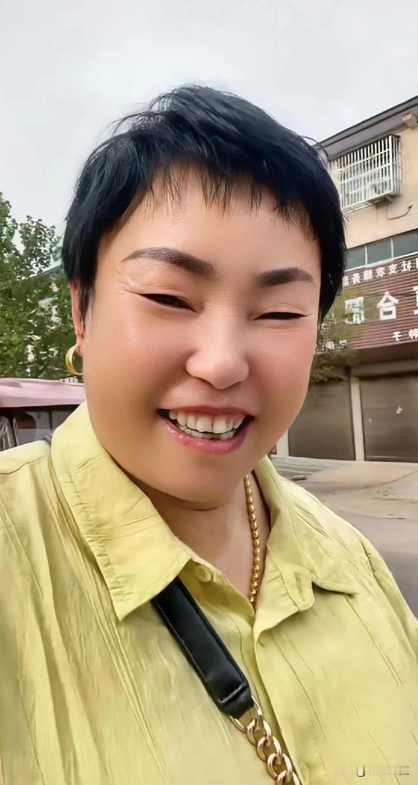 喜梅的妈妈曾经为生了瓷娃娃而哭泣过，伤心过，悲伤过，如今女儿成了总裁，赚得多多的