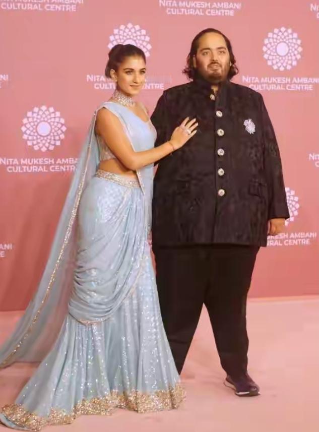 印度首富的小儿子本来是一个很帅气的小伙子，当初他的媳妇会嫁给他，我想不单单因为他