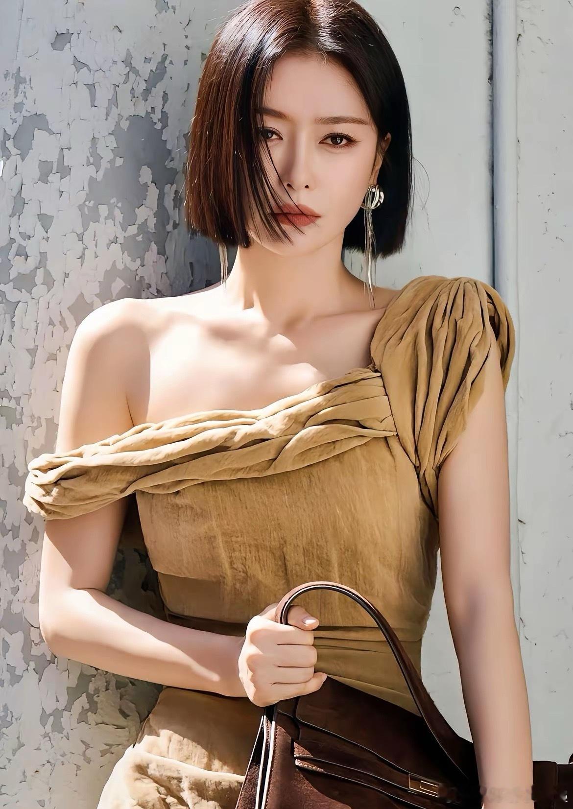 秦岚已经46岁了，作为家里的独生女儿，父母最疼爱她了，虽然父母和亲朋好友看着她年