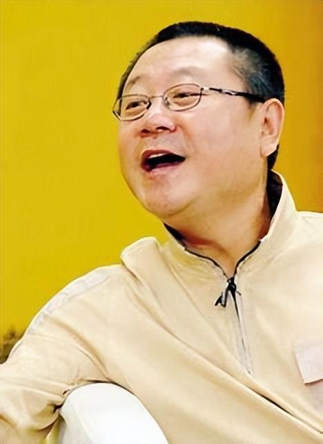 大龄青年范伟于1988年与20岁的护士杨宝玲相识，此前他已经进行了8次相亲，每次