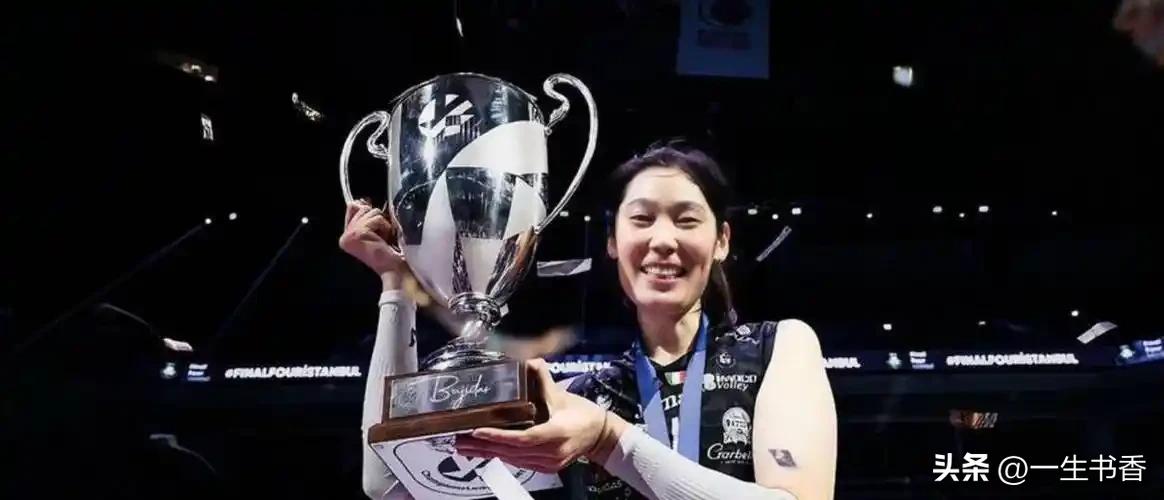 怎么评价朱婷在中国女排的地位
 
朱婷是新世纪中国女排的标杆性人物，是继郎平之后