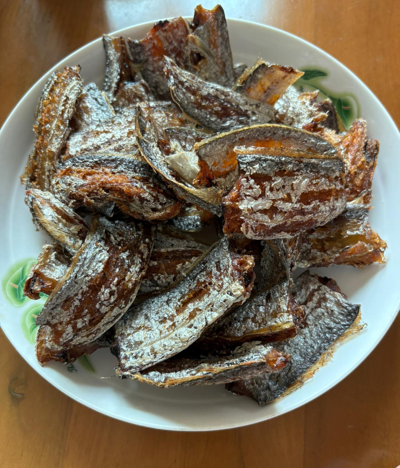 带鱼，非常的好吃，但是一般的饭店，是不卖这道菜的，原因就是制作复杂。

做之前，