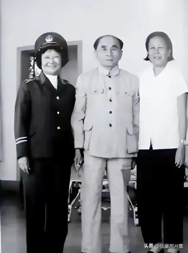 1980年代，时任中央人民公安学院副院长的谢飞（左一）与曾任广州军区副司令员、广