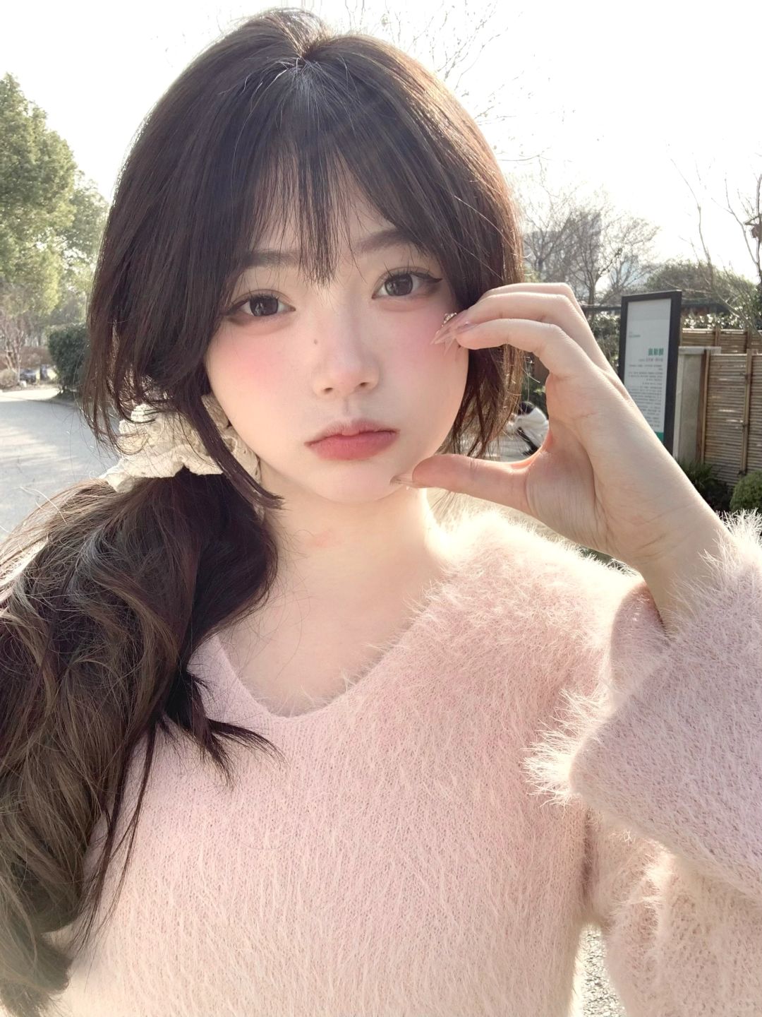 你再脸颊比心试试呢