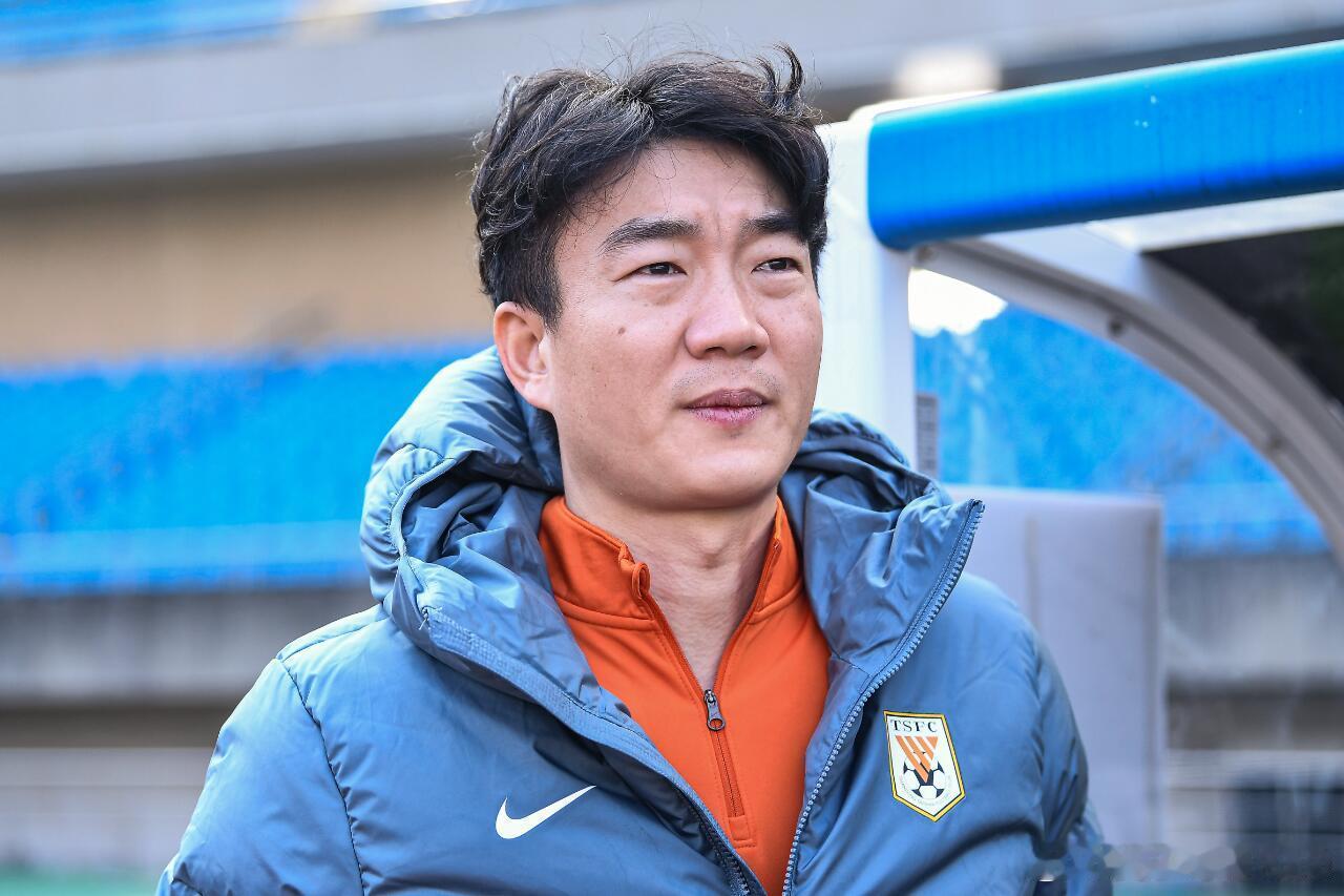 #戴琳退役#前国脚现年36岁的戴琳宣布退役。 戴琳现年36岁，球员时期曾先后效力