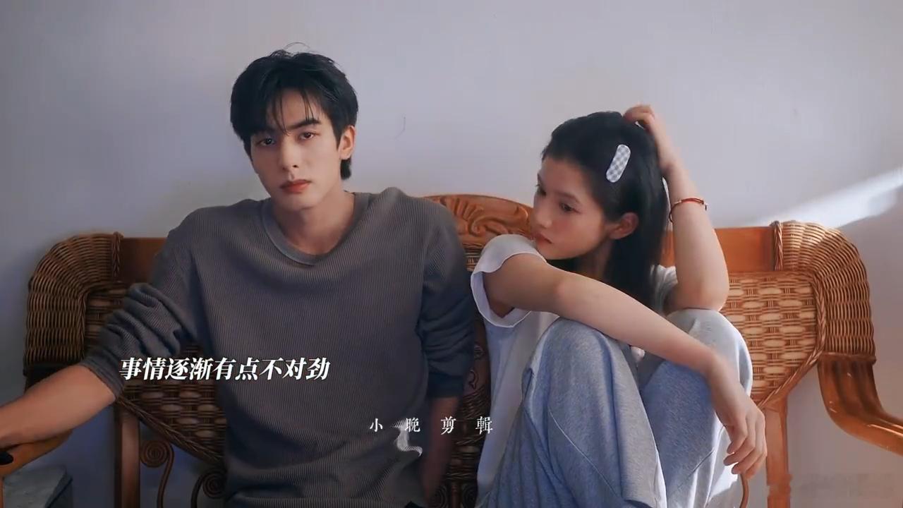 野狗骨头哥妹要变质了 两人同步低头不敢直视荧幕上的亲密画面，细微的肢体小动作满是