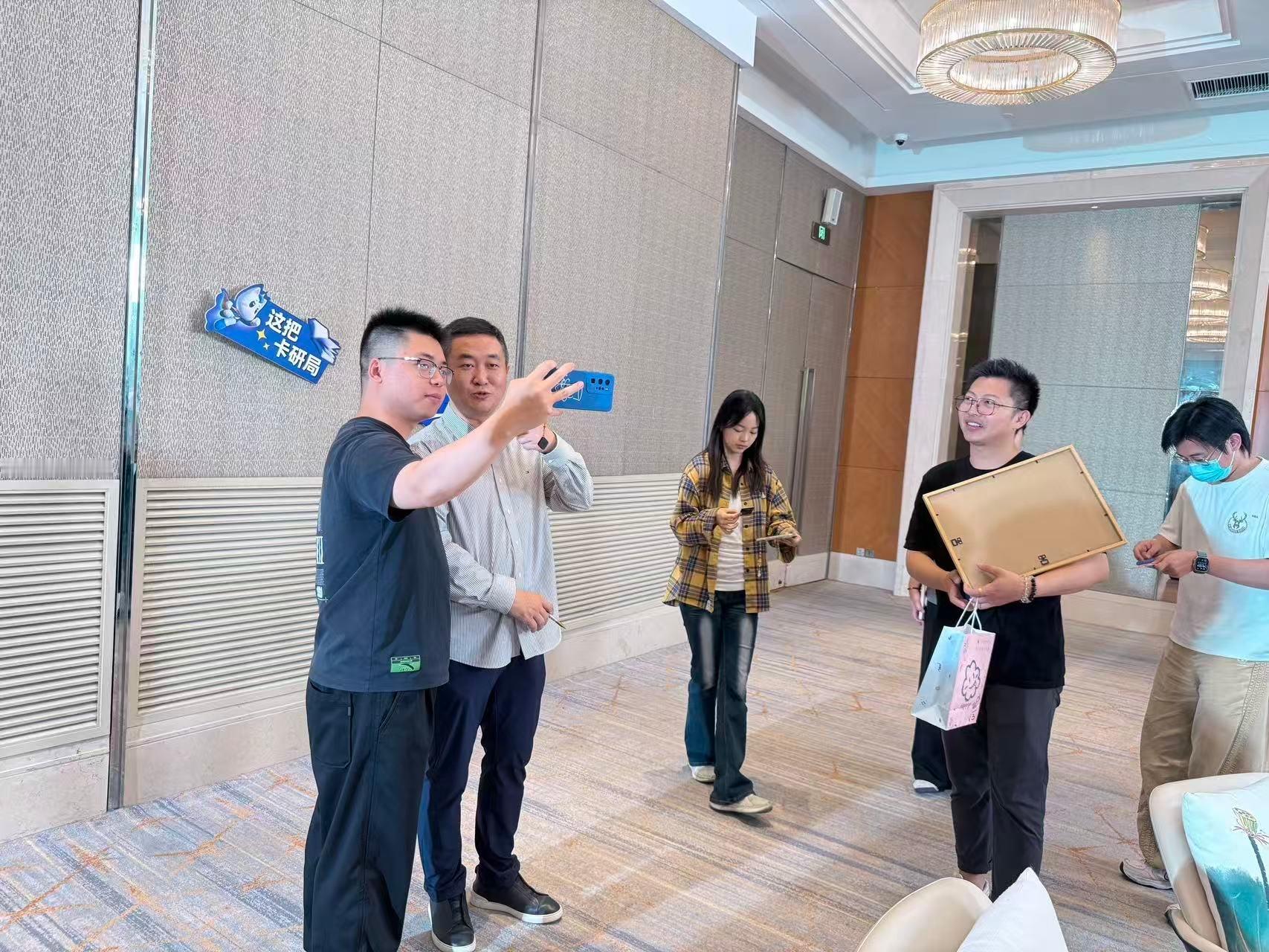 人一旦有了考研的念头 私享会成大型追星现场，徐涛和曲艺老师不讲大道理，全是干货与