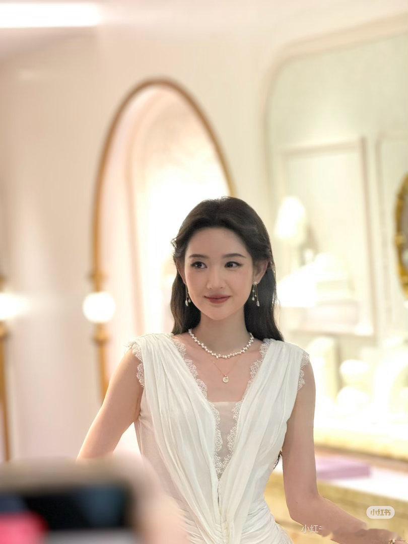 王玉雯让粉丝摘下手链谁能不心动王玉雯的温柔，活动结束自然摘下自己的手链递给台下粉