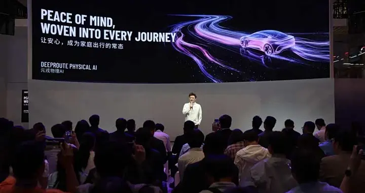 闪电快讯 ｜ 阮翀首度亮相元戎启行CEO周光：物理 AI 将是终局