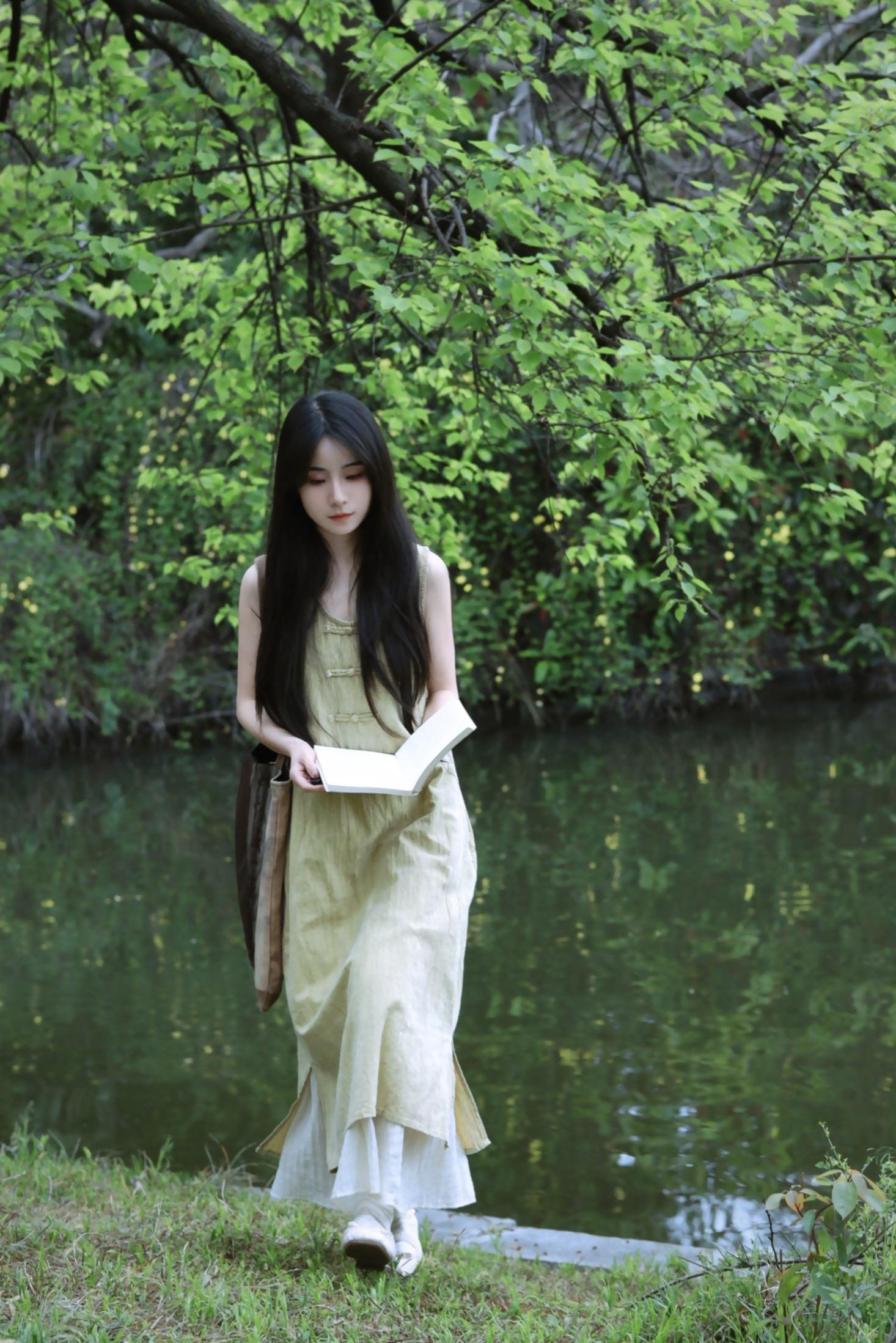 从房子走出去 站在春天中间