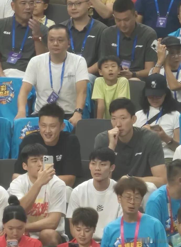 周琦受邀参加广东省的粤BA总决赛，而且还和中国男篮一众名宿合影留念，虽然说周琦效