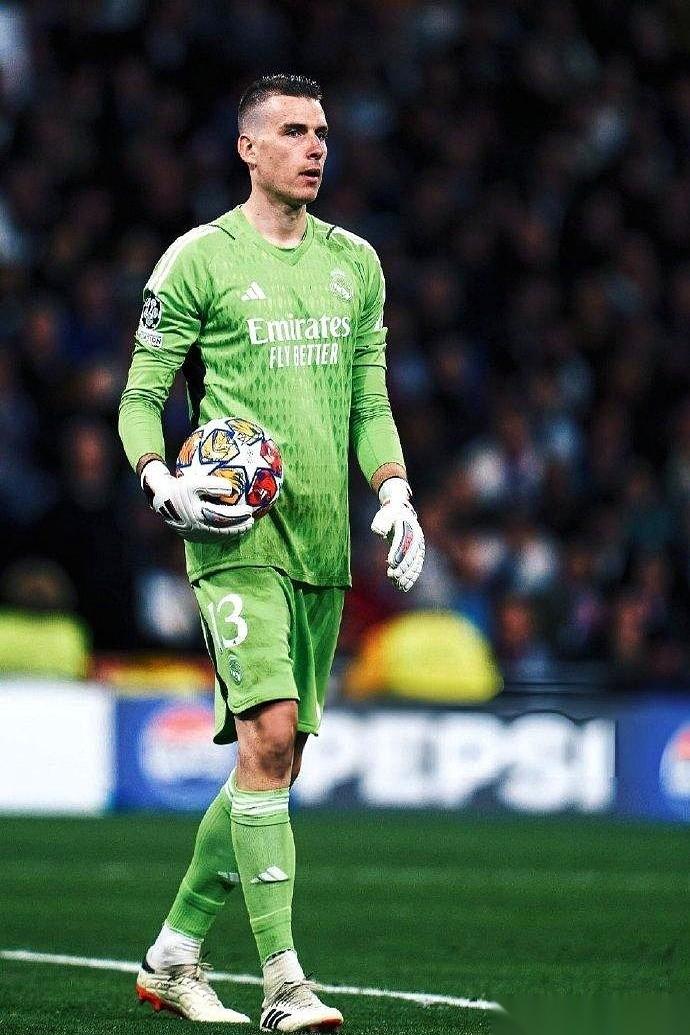 皇马的冠军梦，就剩一个人还在硬扛。
最后那声哨响，比分定格在1:1。场上白衣球员