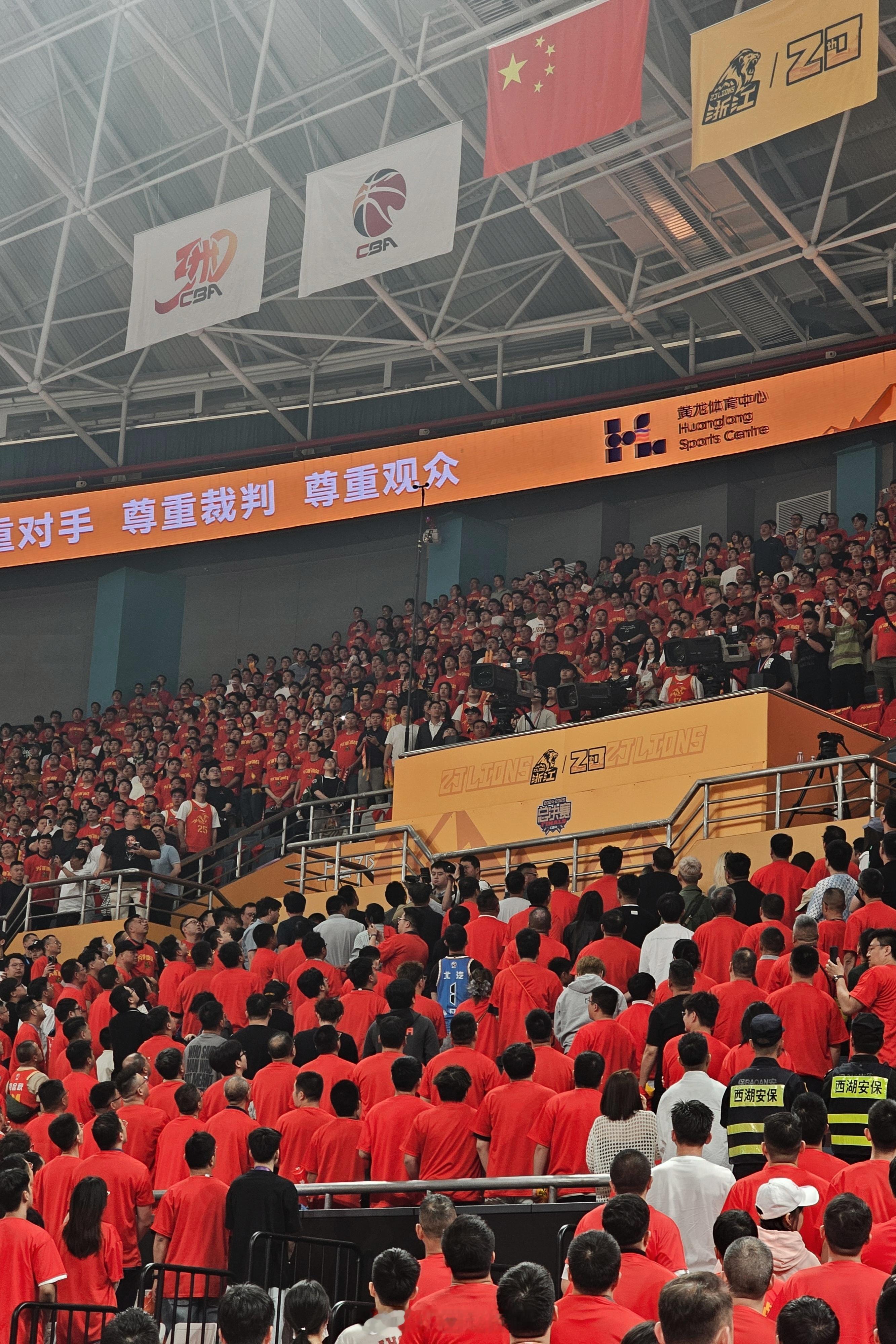 万红丛中一点蓝，北京球迷穿着曾凡博球衣站在广厦球迷中。另外，今晚所罗门、奥莫特和