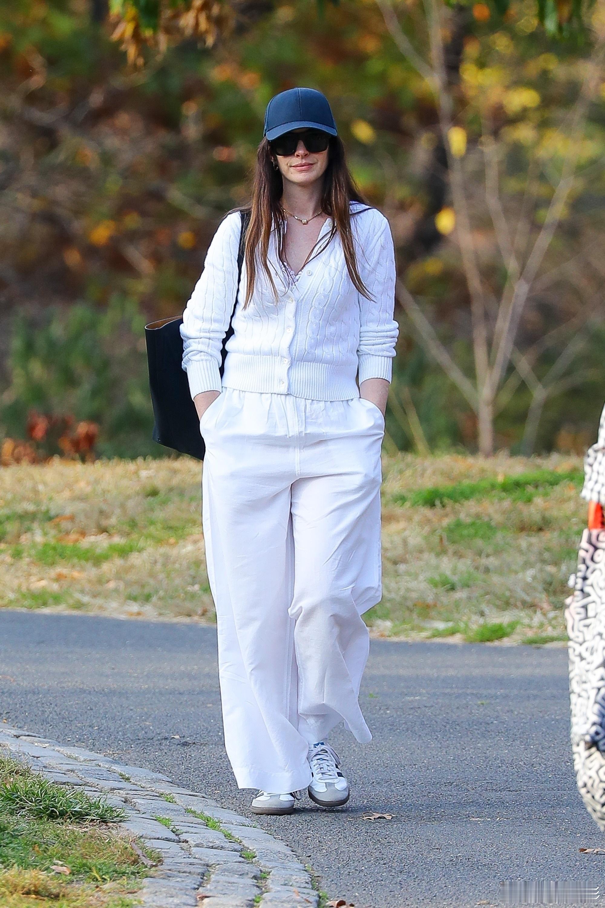 【高清】安妮·海瑟薇11月6日纽约街拍。#Anne Hathaway# goes