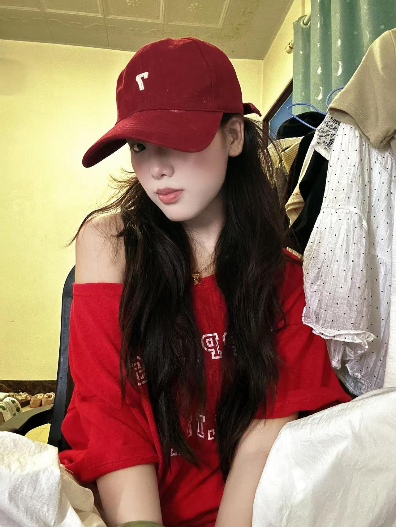 红色系红色ootd 红色棒球帽 红色系穿搭妆容