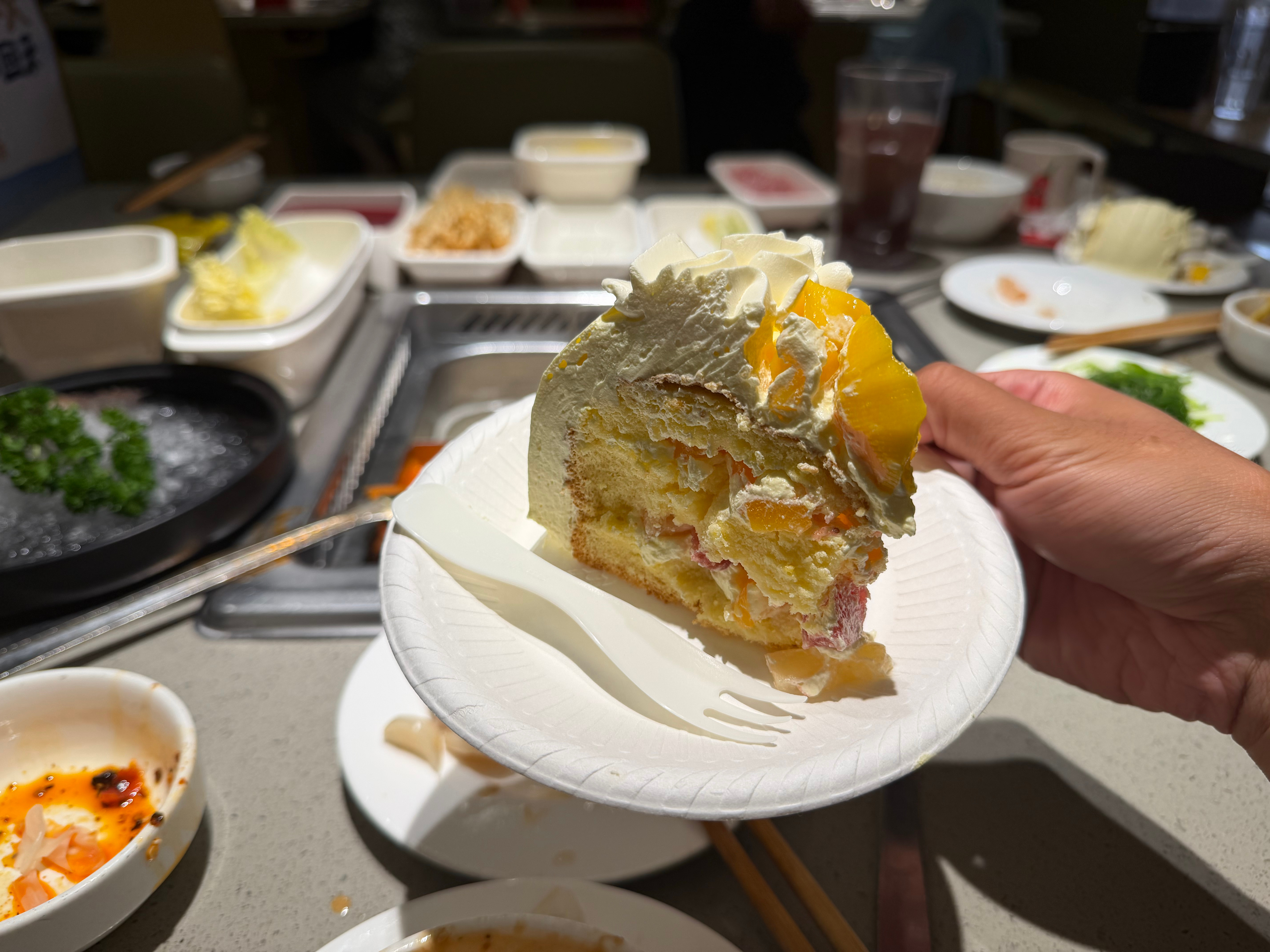 来吃海底捞 混了块生日蛋糕有时候觉得老师这个职业真的挺好的，平凡切伟大有时候觉得
