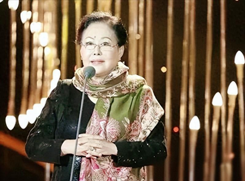 【73岁斯琴高娃近况：瑞士老公已去世，她垂垂老矣，依旧在国内拍戏】
斯琴高娃，一